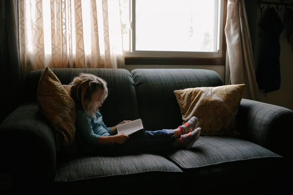 dítě si čte knihu - čtenářské gramotnosti