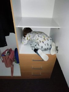 dítě se schovává do skříně
