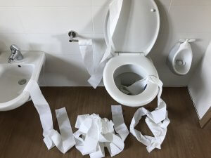 roztrhaný toaletní papír na toaletě
